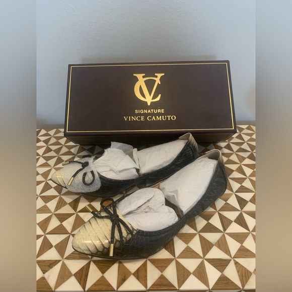 NIB Vince Camuto Signature VI- Chelsie Black-White Pepe Snake Flats - Picture 3 of 10